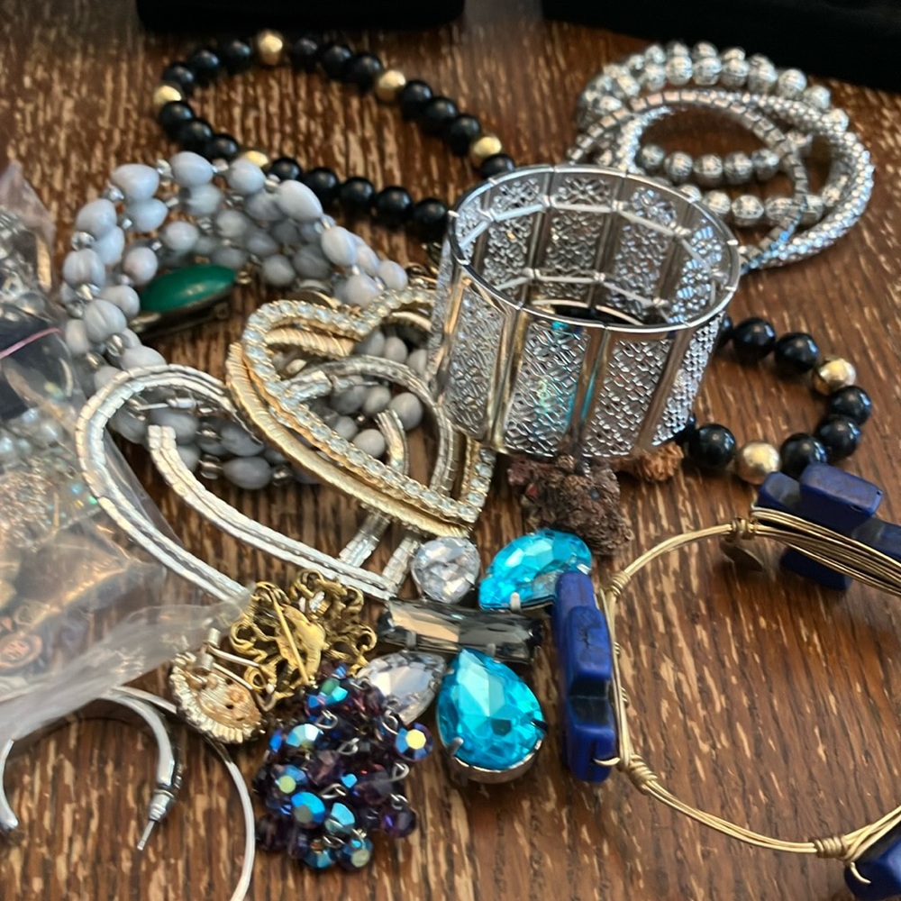 Mystery 5 piece Jewelry Bundle and Pouch!